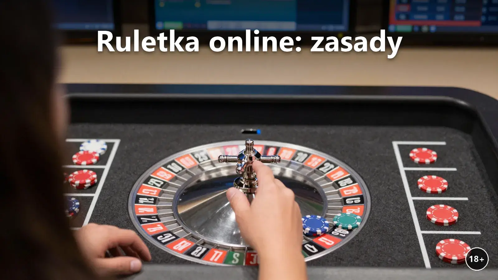 Koło ruletki i stół z żetonami na różnych zakładach